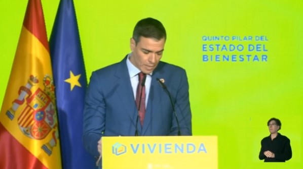 Sánchez advierte de que si no soluciona el problema de la vivienda la sociedad acabará dividida en dos clases: “Las que reciben casas de sus padres y las que se pasan la vida trabajando para pagar un alquiler y llegan a la vejez sin ser propietarios”.