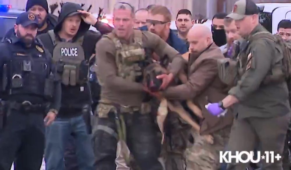 Este es el momento en que trasladaban a “Rocky”, un K9 (perro policía), que recibió dos baIazos tras localizar a un sujeto que estaba escondido en un contenedor de basura y que es sospechoso de mаtаr al oficial Jesús Jesse Vargas en #Houston.