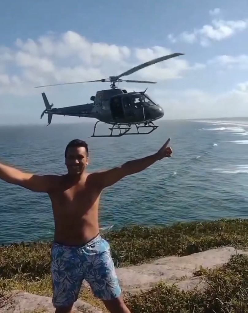 Helicóptero de la Policía Militar de Santa Catarina (Brasil) ve a turista haciéndose una foto y decide participar para mejorarla.