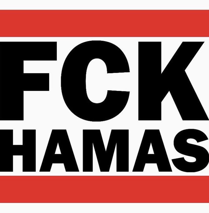 Una policía británica invita a unos manifestantes a retirar una pegatina en la que pone "FCK HMS" (F*ck Hamás).