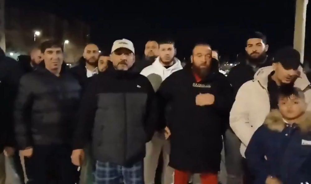 Unos gitanos de Valladolid se graban en vídeo para amenazar a quienes les han robado unos gallos que utilizan en peIeas ilegaIes: “si no los devuelven en 24h y sepamos quién es se tendrá que ir de Valladolid para toda la vida”.