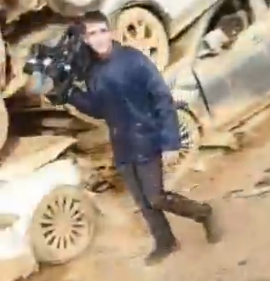 Un operario se graba llenando de barro a un reportero y su cámara en la zona de la DANA.