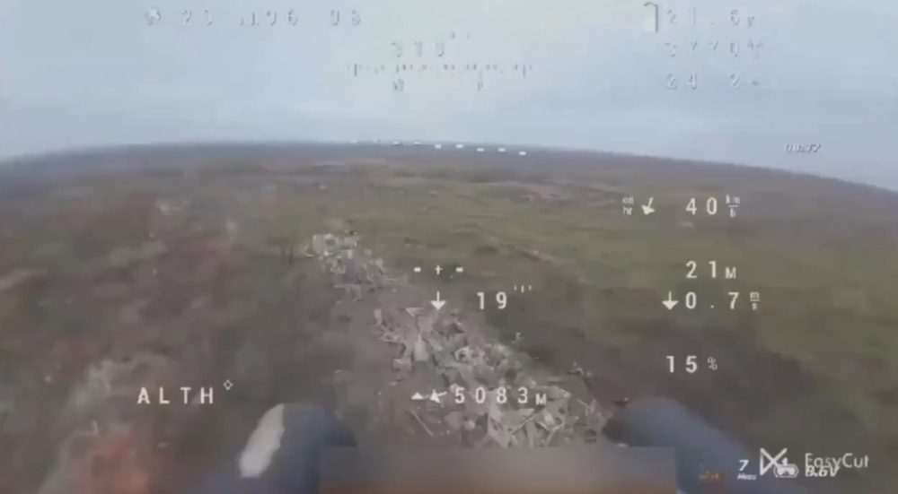 Un dron ucraniano con dos escopetas derriba varios drones rusos, dispara a un soldado y lanza una granada