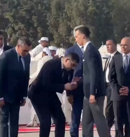 El príncipe heredero de Marruecos, Mulay Hasán, hace evidentes esfuerzos para evitar que le besen la mano, tradición habitual en el país norteafricano con los miembros de la familia real.