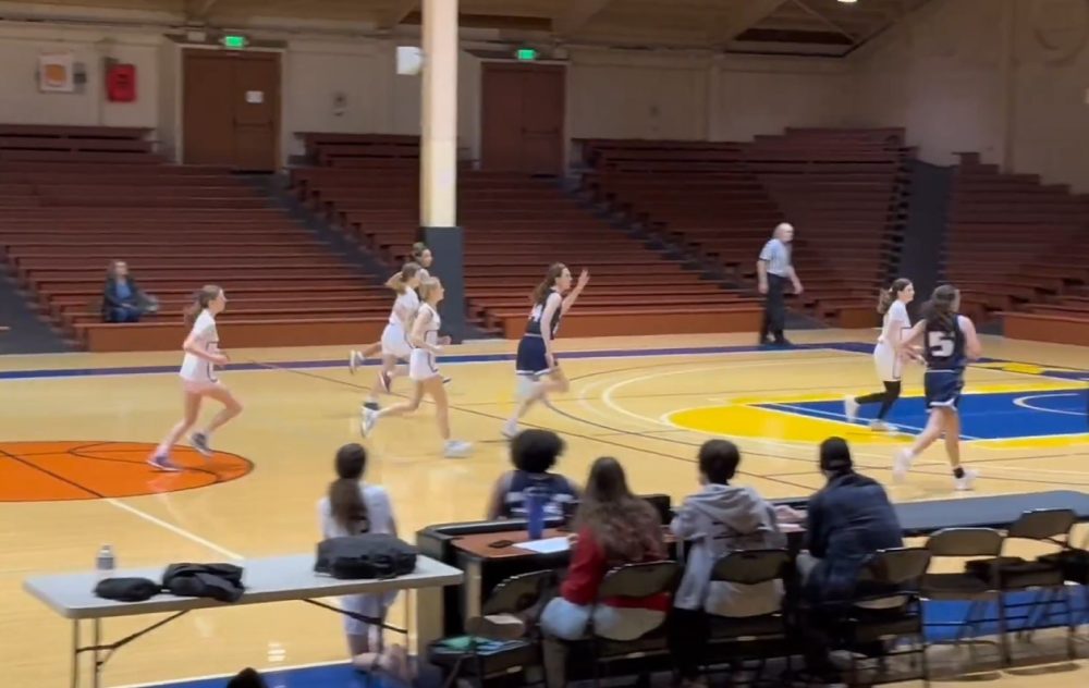 El equipo de baloncesto femenino de la escuela secundaria de la comunidad judía perdió ante la escuela secundaria Waldorf de San Francisco debido a que una persona trans anotó 29 puntos.