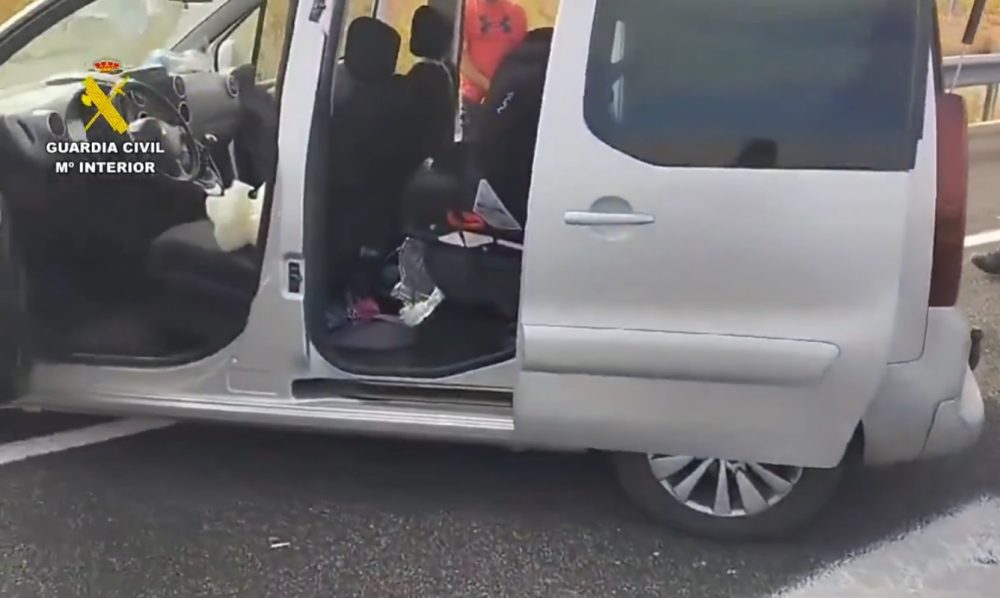 Detenido por la Guardia Civil en la A-43 por llevar debajo del asiento del coche 5.600 billetes de 50 euros.