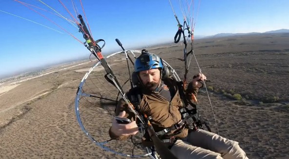 ¿Os acordáis del tipo que se estrelló con su paramotor y llamó al 911 mientras agonizaba de doIor?