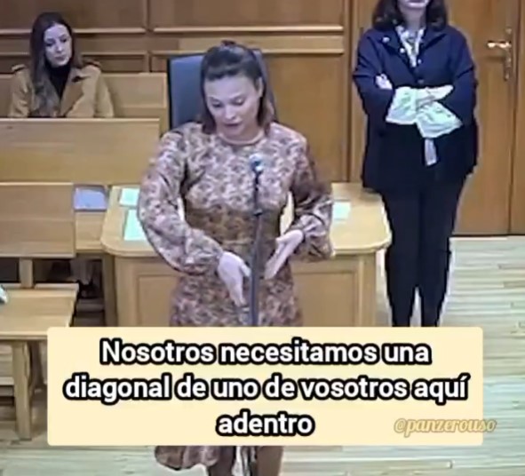 Elisa Mouliaá explicándole la jugada al juez.