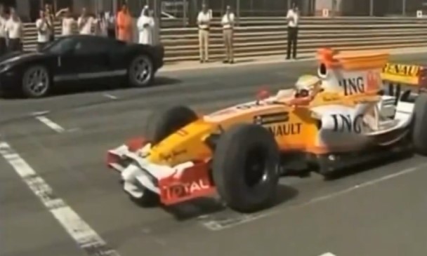 Muchos no lo habréis visto nunca, pero en una exhibición en 2009, Ben Sulayem, actual presidente de la FIA, estrelló el F1 de Renault en plena recta.