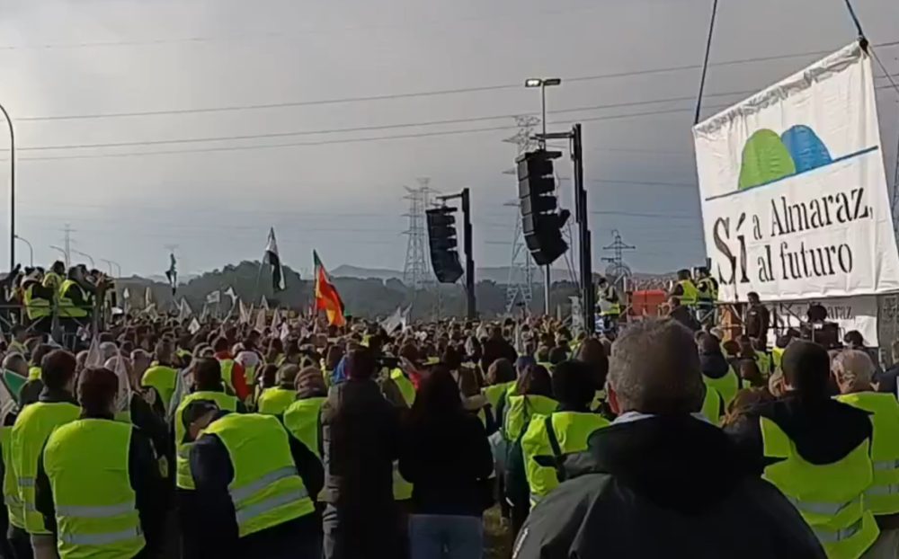 Miles de personas se manifiestan en contra del cierre de la central nuclear de Almaraz propuesto por el Gobierno de Sánchez