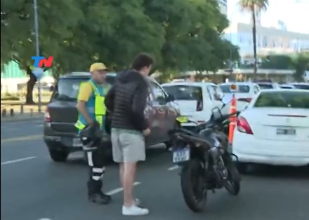 Argentina: la policía para a un chofer en moto, hace el test de alcoholemia a su pasajera, y ella queda libre pero él se queda sin moto y con multa.