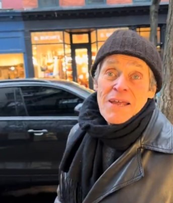 Un tipo que se dedica a preguntarle cosas a la gente por la calle se encuentra a Willem Dafoe y… no sabe con quién está hablando.