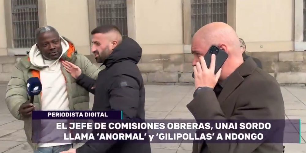 Bertrand Ndongo mantiene una lucha de empujones con un sujeto que escuda al jefe de Comisiones Obreras.