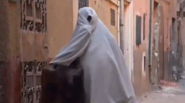 Un periodista francés visita un pueblo de Argelia y se queda atónito al ver que las mujeres llevan un burka por el que solo ven por un agujero.