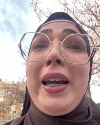 Española convertida al islаm se graba 4 minutos llorando porque la policía en España no la deja salir en la foto del DNI con el trapo en la cabeza.