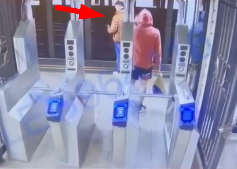 Agradable sujeto empuja a una persona random a las vías del metro de Nueva York justo cuando pasaba uno de los trenes.