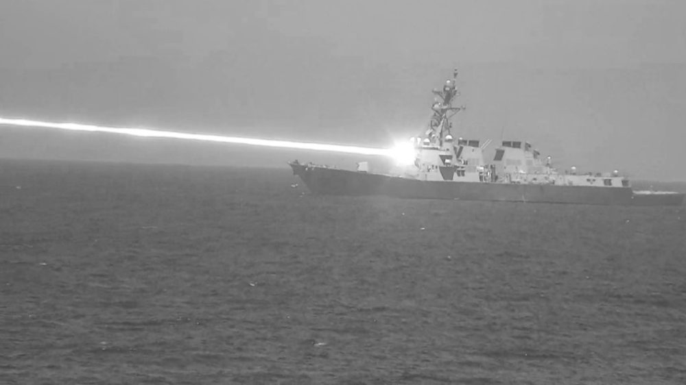 La Marina de Estados Unidos ha publicado una nueva fotografía del USS Preble (DDG-88) disparando su arma turboláser HELIOS.