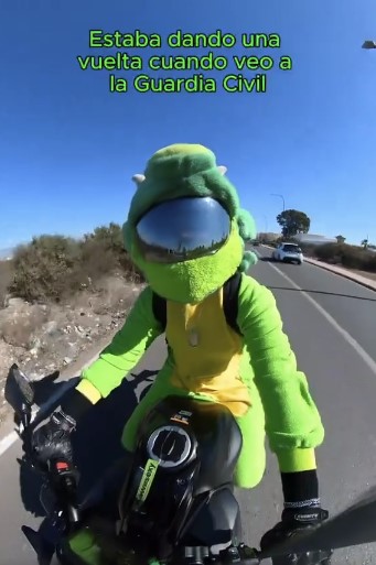 Se disfraza de lagarto gigante en moto y le para la Guardia Civil.