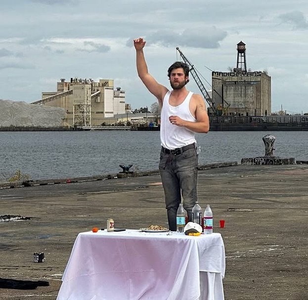 "Ven a ver cómo me como un pollo asado entero por 40º día consecutivo".