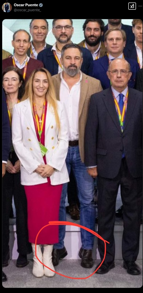 Oscar Puente publica una foto chopeada de Abascal en la que estaría de puntillas para parecer más alto.