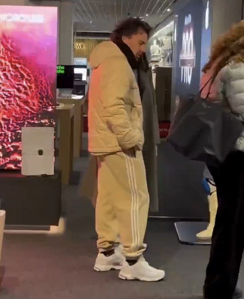 Alonso en la planta de tecnología del Corte Inglés despues de 1h acompañando a Melissa de compras. Me representa