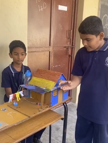 Dos niños idean un sistema con sensor para que la lluvia no moje la ropa tendida.