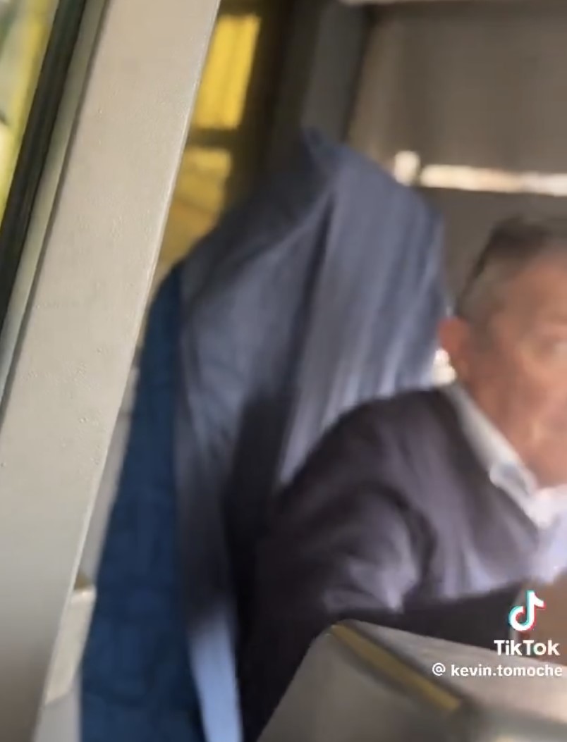 Intenta colarse en un autobús sin pagar el billete completo y el conductor no lo permite.