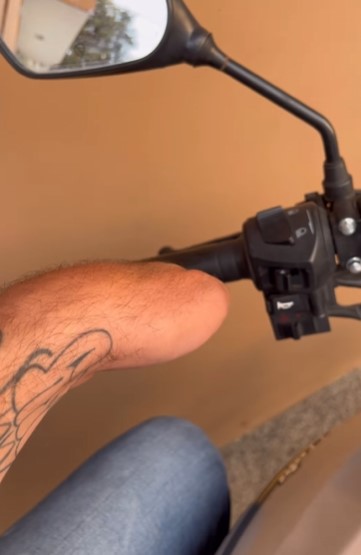 "Mucha gente me pregunta cómo puedo ir en moto con mi condición".