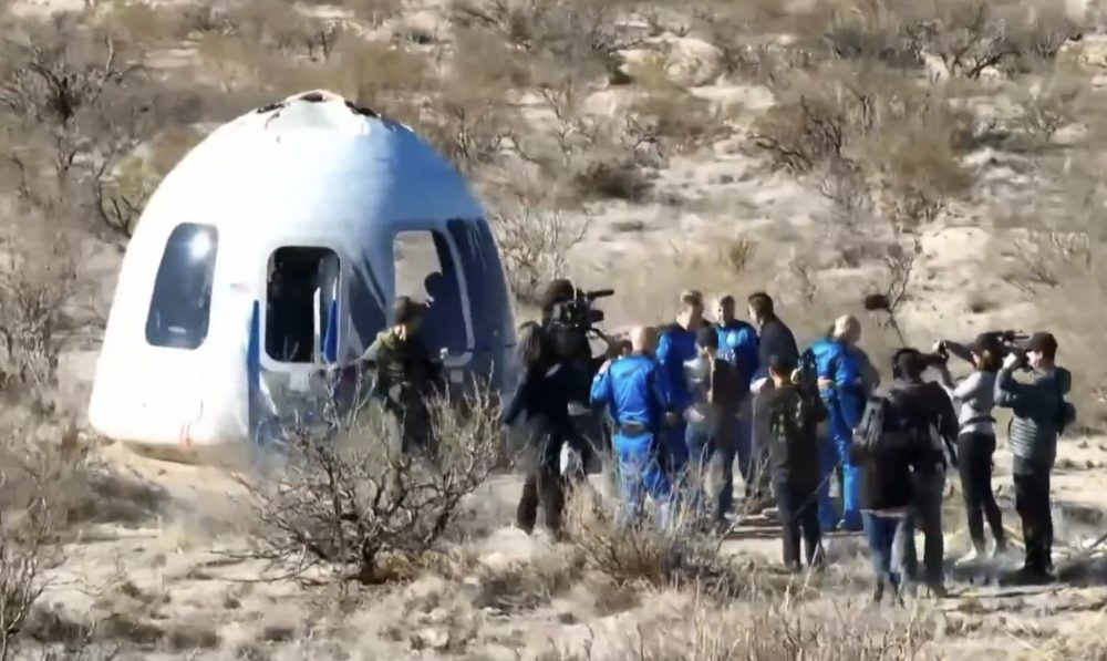 La reacción de Calleja al bajar de la nave de Blue Origin que le llevó al espacio: "Me es difícil de explicar. Es increíble, maravilloso. La atmósfera es una línea muy pequeña... Era mi sueño".
