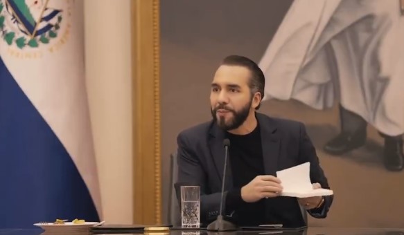 Bukkele: "La izquierda le ha vendido a la gente que van a quitarle a los empresarios para dárselo a los pobres. Y esto lo que hace es que los empresarios desaparezcan, y no haya para ninguno".