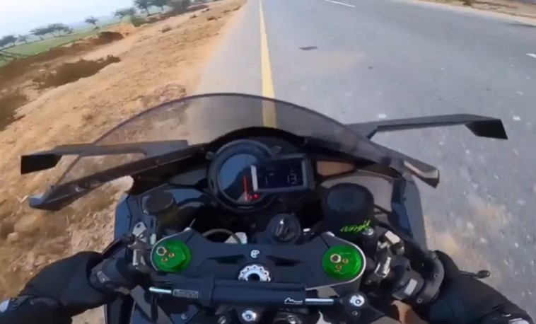 Esto es lo que se siente cuando ves pasar a tu lado una Kawasaki H2R a 350 km/h