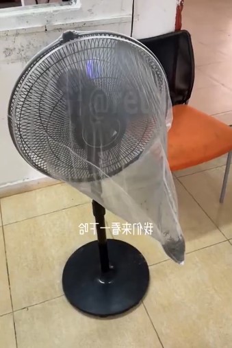Un chino ha inventado un ingenioso dispositivo antimosquitos: ha colocado una red sobre un ventilador y ha colocado una luz ultravioleta en la parte posterior.