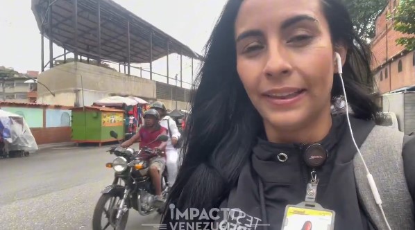 Una periodista venezolana estaba grabando un reportaje y 2 motos casi se la llevan por delante (chocaron entre ellos). Aparece un señor de la nada y se saca tremendo reportaje con el lenguaje más técnico del mundo.