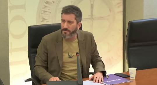 El diputado de Podemos Víctor Egío propone crear la modalidad de “tiro al fachón” hacia los miembros de Vox.