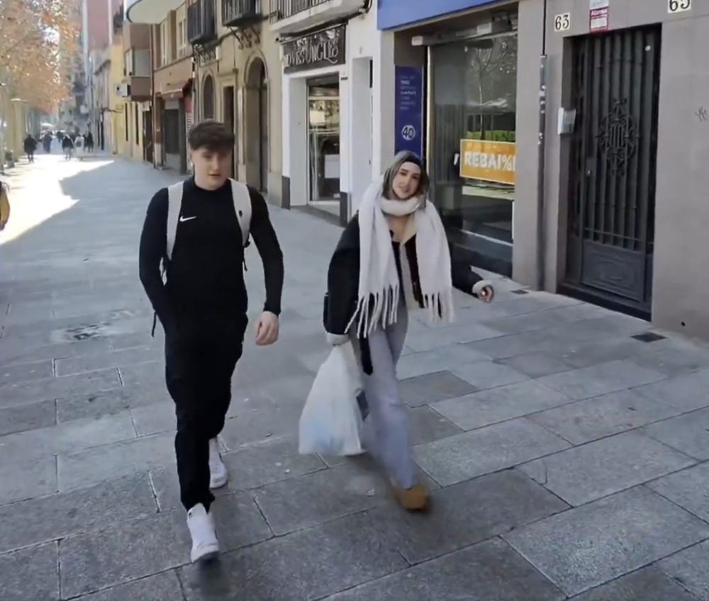 Honor a la chavala que se dio cuenta que su novio estaba librando una batalla a vida o muеrte y dejó fluir a los protagonistas.