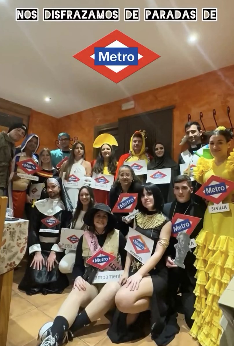 Un grupo de amigos se disfraza de paradas de metro de Madrid.