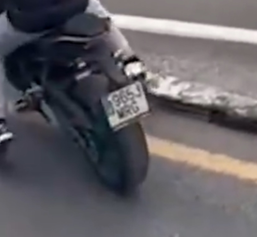 Un agradable sujeto noquea a un conductor en Valencia que discutía con una mujer que iba en patinete y se da a la fuga.