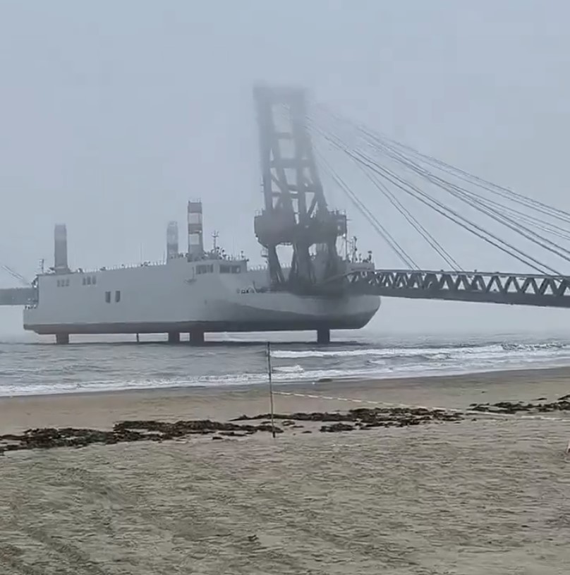 Los medios de comunicación chinos publicaron imágenes de una gigantesca estructura flotante conectada a tierra por un puente colgante.