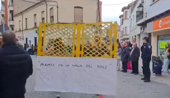 Disfraz del año: madres en la verja del cole.