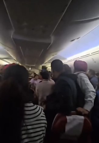 Un vuelo de Air India tiene que aterrizar de emergencia porque los 12 inodores del avión se saturaron de heces y estaban apestando toda la cabina.