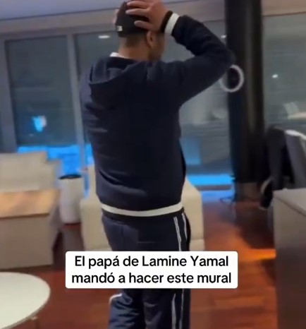 El padre de Lamine Yamal hace un mural en el salón de su casa y él se pone dos veces más grande que su hijo.