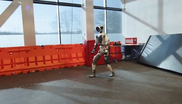 Boston Dynamics presenta las nuevas capacidades de su robot Atlas usando Inteligencia Artificial y trajes de captura de movimiento.