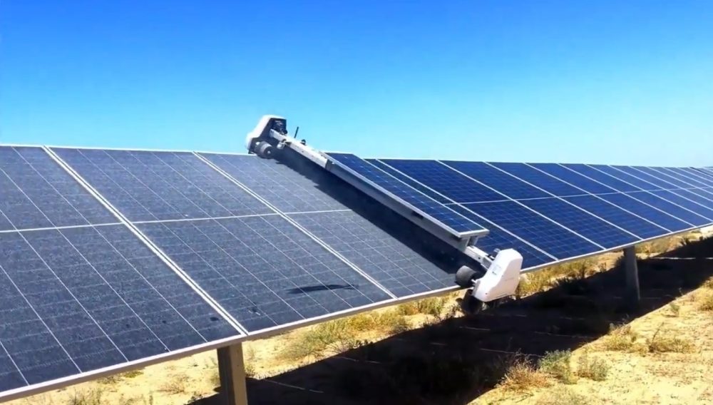 Robot limpiador de placas solares que funciona con energía solar.