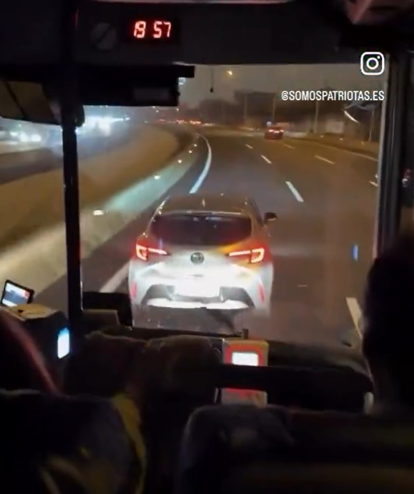 Un conductor realiza maniobras peligrosas contra dos autobuses (B23, Barcelona).