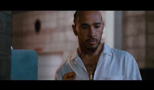 Podemos confirmar que Lewis Hamilton es mejor piloto que actor.