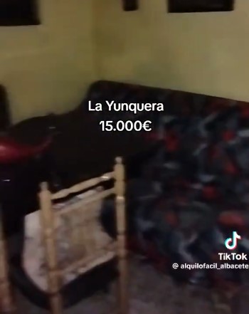 Estoy enganchado a esta mujer que muestra casas para venderlas y que podrían ser todas la escena de un crimen.