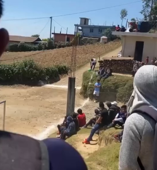 Saque de esquina en el campo del pueblo.