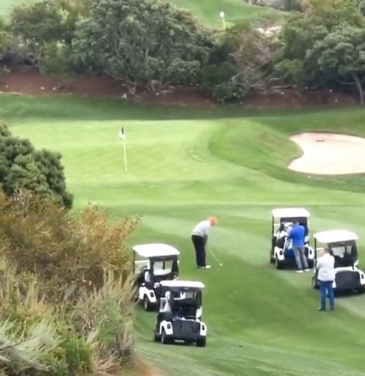 Donald Trump alardea de haber ganado un torneo de un club de golf que tiene su nombre, pero que podría haberse llamado "si me ganas estás despedido".