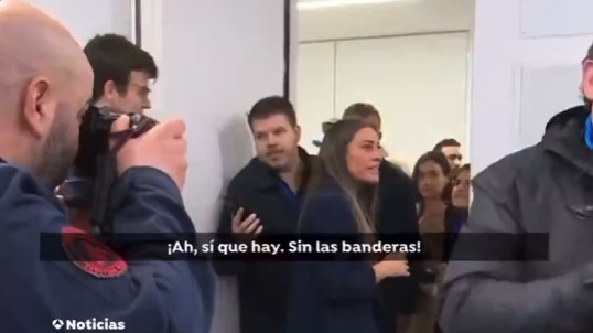 Míriam Nogueras se ha negado a atender a la prensa al haber una bandera de España en el Congreso.