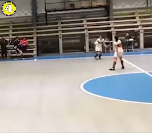 Aquí vemos cómo los dos equipos van perdiendo contra el balón.